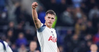 ريال مدريد يستهدف فان دي فين لدعم دفاعه الصيف المقبل