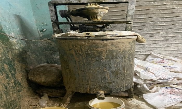 ضبط 1200 لتر زيت طعام و1750 كيلو طحينة مجهولة المصدر داخل مصنع غير مرخص بالخانكة