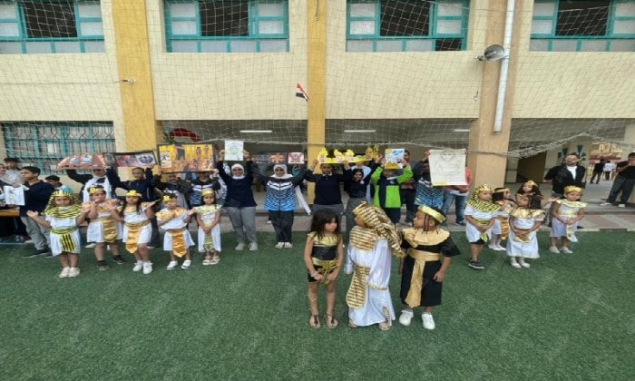 بالزي الفرعوني والأعلام.. طلاب الإسكندرية يحتفلون بافتتاح المتحف المصري الكبير في طابور الصباح