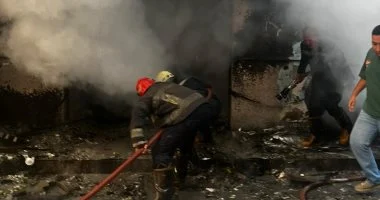 السيطرة على حريق محل مفروشات فى النزهة دون إصابات.. صور