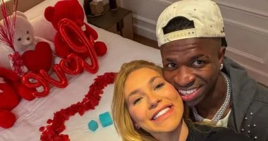 فينيسيوس جونيور يعلن الارتباط بـ فيرجينيا فونسيكا بطريقة رومانسية.. صور