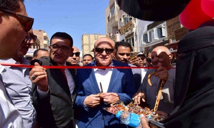 محافظ الأقصر يفتتح سوق اليوم الواحد بمركز إسنا