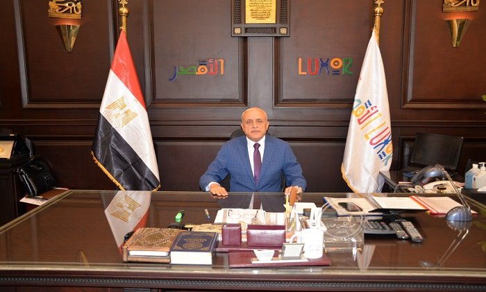 محافظ الأقصر يعلن عن تجهيز شاشات عرض ضخمة لبث احتفالية افتتاح المتحف المصري الكبير