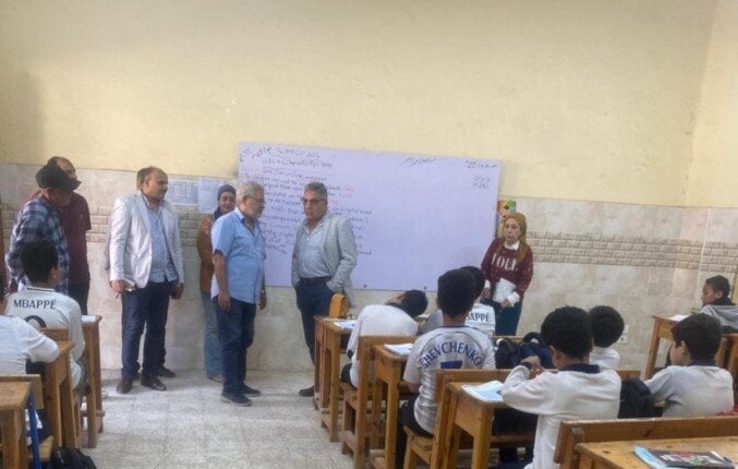 محافظ الدقهلية في زيارة مفاجئة لمدرسة المنصورة.. ويحاور الطلاب حول الوطنية و"المتحف الكبير