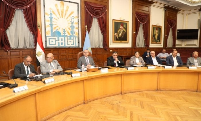 محافظ القاهرة يلتقي ممثلي الغرف التجارية واتحاد الصناعات لبحث آليات تنفيذ ضبط الأسعار في الأسواق