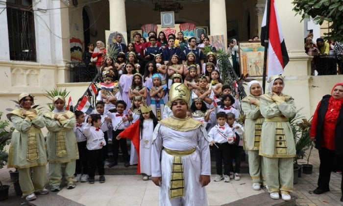 من «قصر الدوبارة» إلى «الجيزة».. محافظ القاهرة يشارك الطلاب طابور الصباح احتفاءً بافتتاح المتحف المصري الكبير