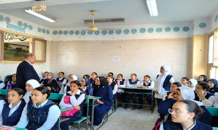 مدير تعليم قنا يشيد بتميز طالبات نقادة في البرمجة والذكاء الاصطناعي