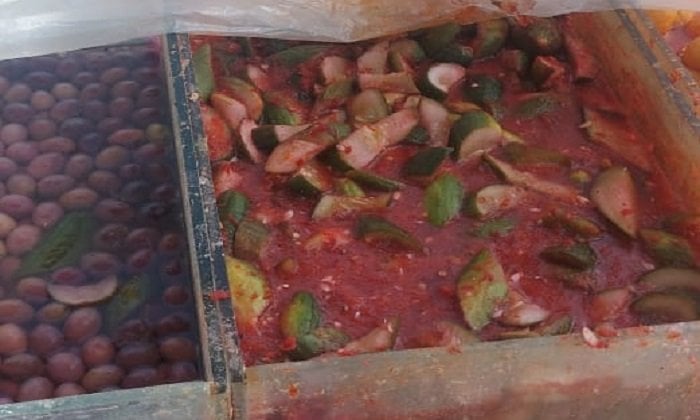 مصادرة طن ونصف مخللات مجهولة المصدر في حملة تموينية بالبحيرة