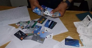 من فيلم كدا رضا.. موظفان يستغلان الشبه بينهما للتحايل على أحد البنوك