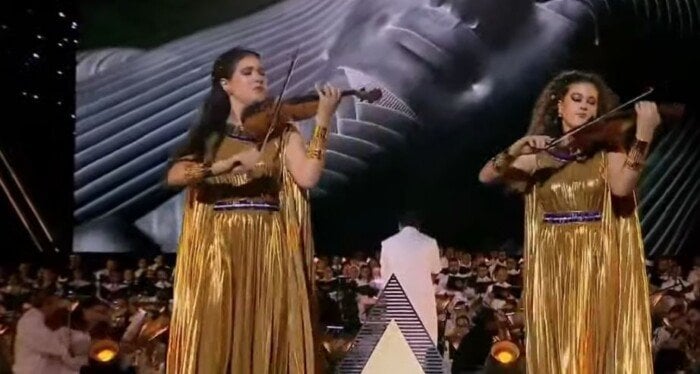 أميرة ومريم حفيدتا عبد الرحمن أبو زهرة تقدمان عرضا موسيقيا في حفل افتتاح المتحف المصري