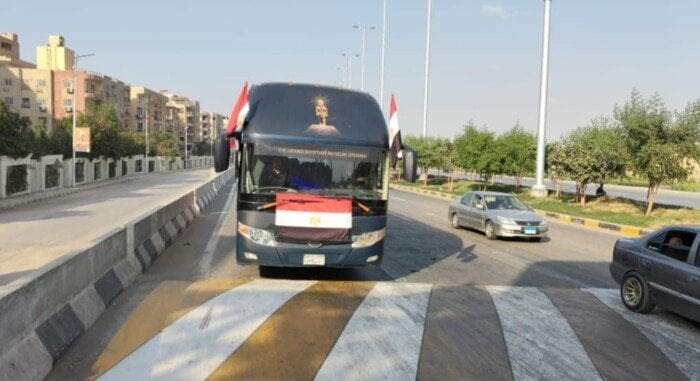 الجيزة تطلق حافلات تجوب الشوارع احتفالاً بافتتاح المتحف المصري الكبير