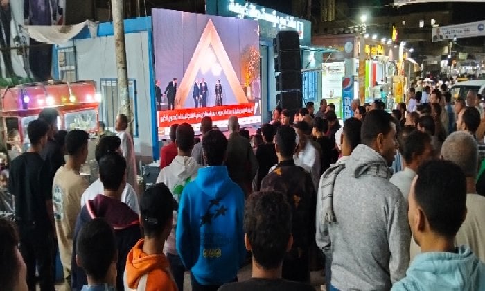 حشود جماهيرية تتجمع في ميادين الفيوم لمتابعة افتتاح المتحف المصري الكبير