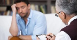 كآبته كلفته بيتًا كاملًا.. زوجة تطلب الطلاق بعد 6 سنوات من الإهمال والعزلة