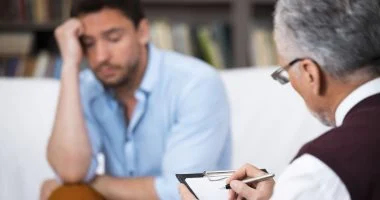 كآبته كلفته بيتًا كاملًا.. زوجة تطلب الطلاق بعد 6 سنوات من الإهمال والعزلة