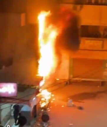 حريق هائل يلتهم "كافيه مشروبات" بمساكن أبراج الجامعة في المنيا (صور)