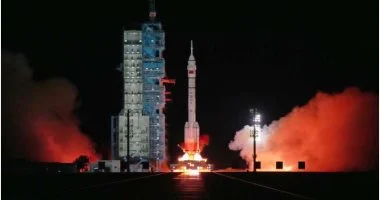 مركبة الصين شنتشو 21 تلتحم بمحطة الفضاء وتسجل رقما قياسيا في السرعة  